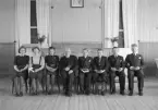 Konfirmation i Svinhults missionshus Jennylund, troligtvis i slutet av 1930-talet. Från vänster sitter Karin Ax, okänd, Irene Lindström, okänd pastor, Silve Petri, okänd, Thore Karlsson och Olle Johansson.