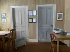 Kungsbergs bönhus, den lilla salen med dörrar till västra farstun och köket.