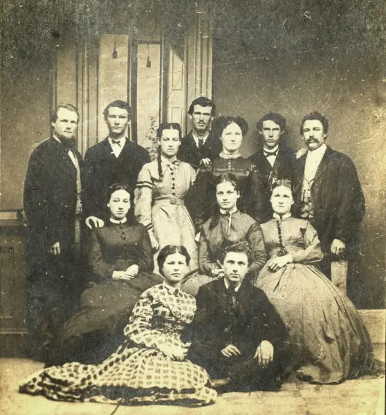 Gruppebilde av 12 studenter på Hamline University, ca. år 1861