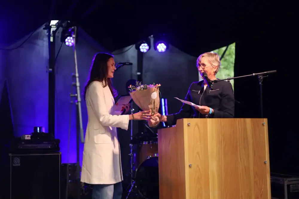 Synne Vo mottek prisen Årets nynorskbrukar frå styreleiar i Nynorsk kultursentrum Kristin Bakken