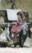 Brevkort med motiv av flicka som spelar piano framför hund, med bildtexten 