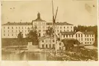 Manilla dövstumsinstitut, uppfört 1860-64 på Djurgården. Byggnaden är kulturminnesmärkt, och på dess vind finns ett skolmuseum samt arkiv från alla svenska dövskolor.