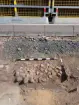 En stenpackning hörande till ett medeltida ugnsfundament. Lämning som framkom vid en arkeologisk undersökning vid Juneporten i centrala Jönköping.