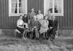 Syskonträff i Idhult, Svinhult socken. Syskonen Klara (född 1911), Ester (född 1913) och Nils (född 1917) Johansson föddes i Vättlösa församling i Västergötland. De blev tidigt föräldralösa, tillsammans med flera andra syskon, när både fadern och modern dog i Spanska sjukan 1920. Här har man träffats 1943 på gården Idhult där Ester bodde med sin familj. Till vänster Klara med sönerna Jan-Erik (född 1934) och Jan-Ola (född 1937). Maken Algot Nilsson (född 1900) är inte med på bilden. Familjen bodde vid tillfället i Palmslund under Flodlycke och flyttade 1945 till Frostås under Stora Bräng i Sunds socken.  
Till höger Ester med maken Gunnar Johansson (född 1907) och dottern Berit (född 1942) i knät. Bakom paret deras fosterson Evert Westerström som var barn till Gunnars avlidna syster. Ester och Gunnar bodde i Idhult där de blev kvar i stort sett hela livet. Mot väggen står Nils med fästmön Karin Karlsson (född 1924). Paret gifte sig ett par år senare, tog efternamnet Ackeby och bosatte sig i Västergötland. Nils arbetade som brunnsborrare. Den äldre mannen i mitten av bilden är inte identifierad.