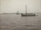 Tvåmastad segelbåt samt fiskebåten Lysekil 