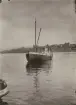 Båt på Riddarfjärden vid Kungsholmen. Vy mot Södermalm.