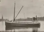 Båt på Riddarfjärden vid Kungsholmen. Vy mot Riddarholmen/Södermalm.