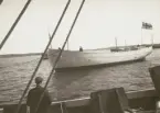 Fiskefartyg, sett från annat fartyg. Nyss sjösatt.
