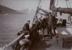 Personer på däck, ombord på ett fartyg vid Spetsbergen. Stämpel: 