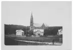 Utsikt över Fryksände kyrka i Torsby och närliggande hus.