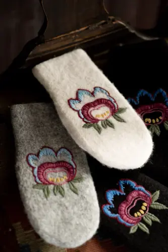 Sigdalsvotter, brodert med sigdalsroser hentet fra lokal rosemaling