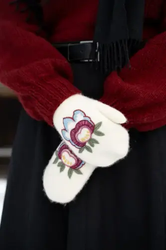 Et par hender med Sigdalsvotter, brodert med sigdalsroser hentet fra lokal rosemaling.