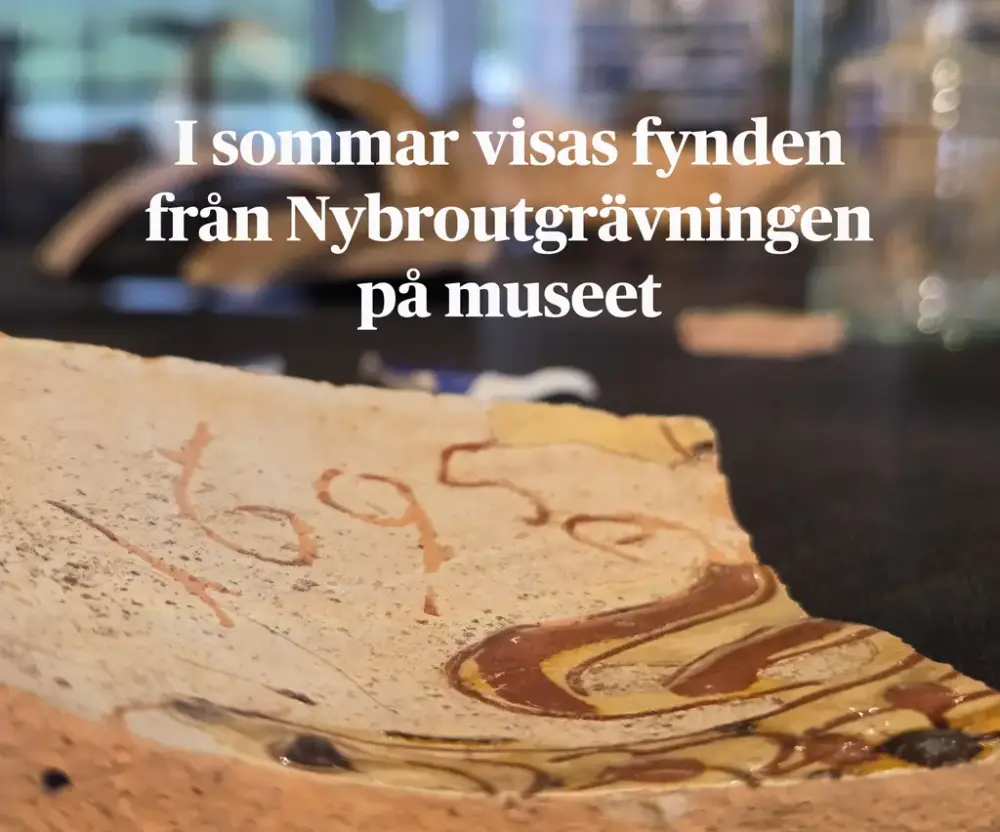 Keramikskärva med årtalet 1695 inristat och text om att fynden från Nybroutgrävningen visas på museet i sommar