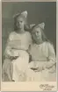 Kabinettsfotografi - Britta och Karin Lundberg, Uppsala 1919