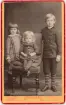 Kabinettsfotografi - Herman, Esther och Ruth Wallin, Vadstena 1882