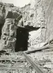 Räls som går in i berget vid byggandet av Älvkarleby kraftverk, omkring år 1906 (enligt text i album).