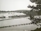 Byggandet av Älvkarleby kraftverk med flottningsränna som användes för att torrlägga delar av forsen under byggnadstiden, omkring år 1906 (enligt text i album).