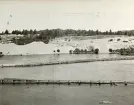 Byggandet av Älvkarleby kraftverk med flottningsränna som användes för att torrlägga delar av forsen under byggnadstiden, omkring år 1906 (enligt text i album).