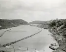 Byggandet av Älvkarleby kraftverk med flottningsränna som användes för att torrlägga delar av forsen under byggnadstiden, omkring år 1906 (enligt text i album).