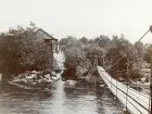 Byggandet av Älvkarleby kraftverk, där tillfälliga mindre hängbroar uppfördes för att arbetare skulle kunna ta sig fram innan de permanenta broarna var klara, omkring år 1906 (enligt text i album).