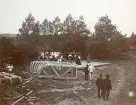 Byggandet av timmerränna, med flera personer närvarande, omkring år 1906 (enligt text i album).
