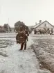 En positivhalare som var underhållning åt rallare (anläggningsarbetare) vid byggandet av Älvkarleby kraftverk, omkring år 1906 (enligt text i album).