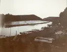 Byggandet av Älvkarleby kraftverk med flottningsränna som användes för att torrlägga delar av forsen under byggnadstiden, omkring år 1906 (enligt text i album).