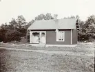 En arbetarbostad som uppfördes åt arbetarna vid byggandet av Älvkarleby kraftverk , omkring år 1906 (enligt text i album).