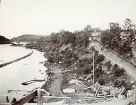 Byggandet av Älvkarleby kraftverk med flottningsränna, till vänster i bild, som användes för att torrlägga delar av forsen under byggnadstiden, omkring år 1906 (enligt text i album).