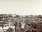Flottningsränna som syns i älven användes för att torrlägga delar av forsen under byggandet av Älvkarleby kraftverk , omkring år 1906 (enligt text i album).