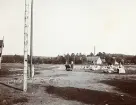 Byggandet av Älvkarleby kraftverk genomfördes av rallare och anläggningsarbetare med hjälp av järnvägen och decauvillevagnar, omkring år 1906 (enligt text i album).