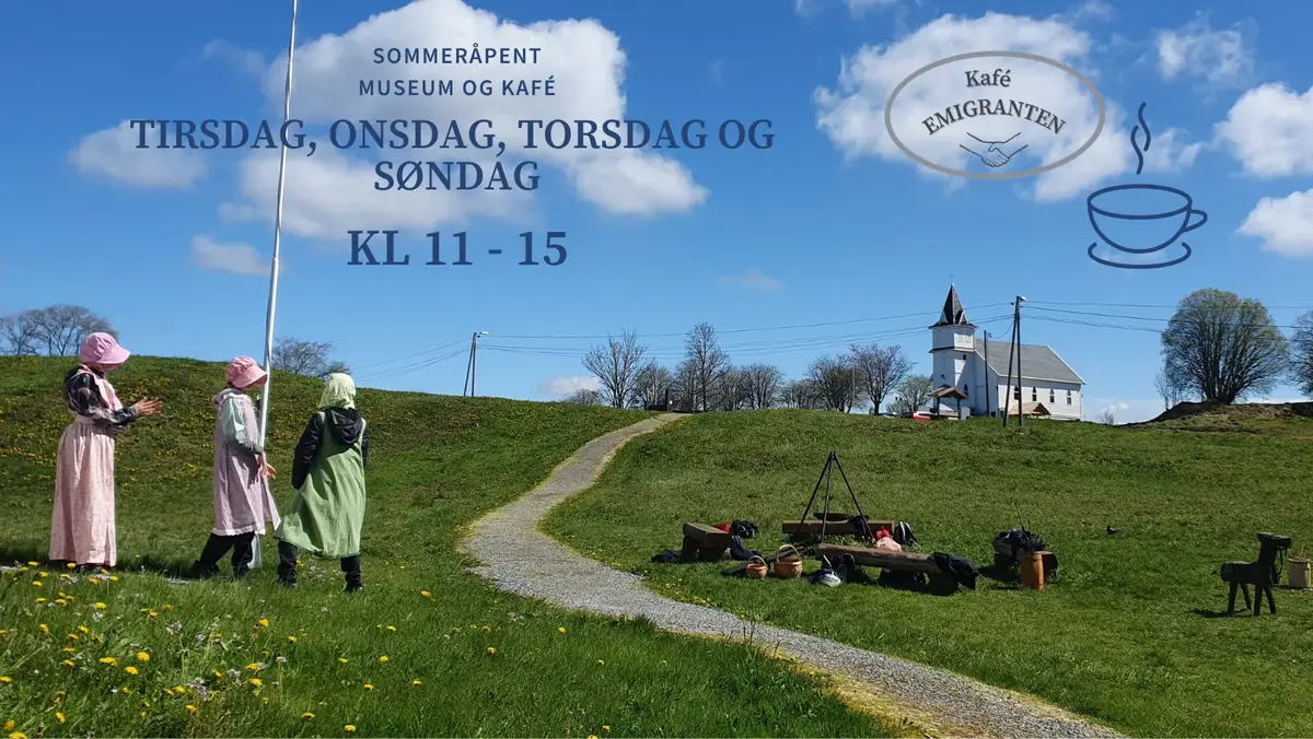 Emigrantkyrkja sett fra prærien, grussti slynger seg i sommergrønt gress. Tre barn kledd i præriekjoler og kyser står i gresset. Leirplass med bålpanne og en trehest på andre siden av stien. 