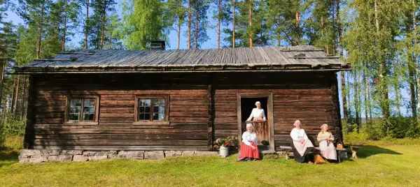 Røykstua på Glomdalsmuseet med aktører i kostymer. 