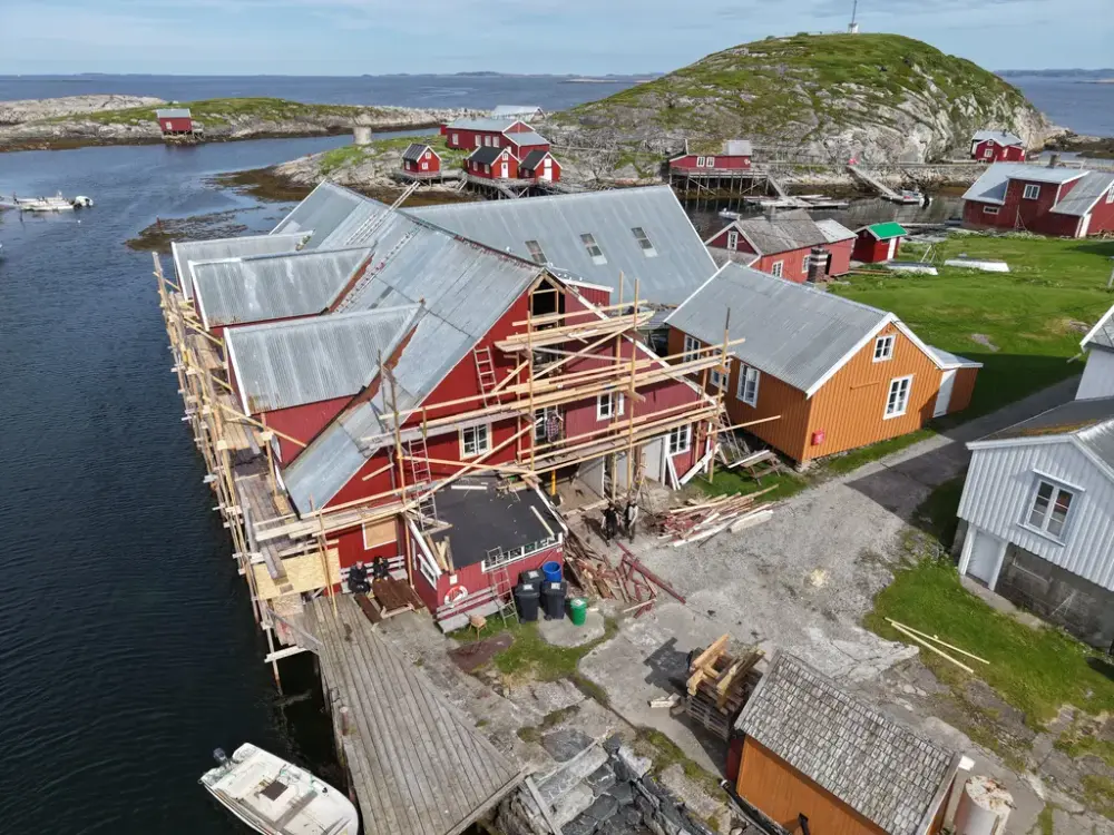 Dronefoto av restaureringsarbeid på Sør-Gjæslingan.