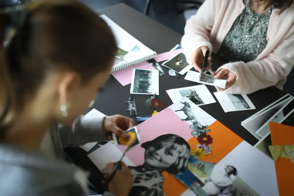 Bildet viser ungdommer som klipper i andre bilder for å lage et nytt bilde
