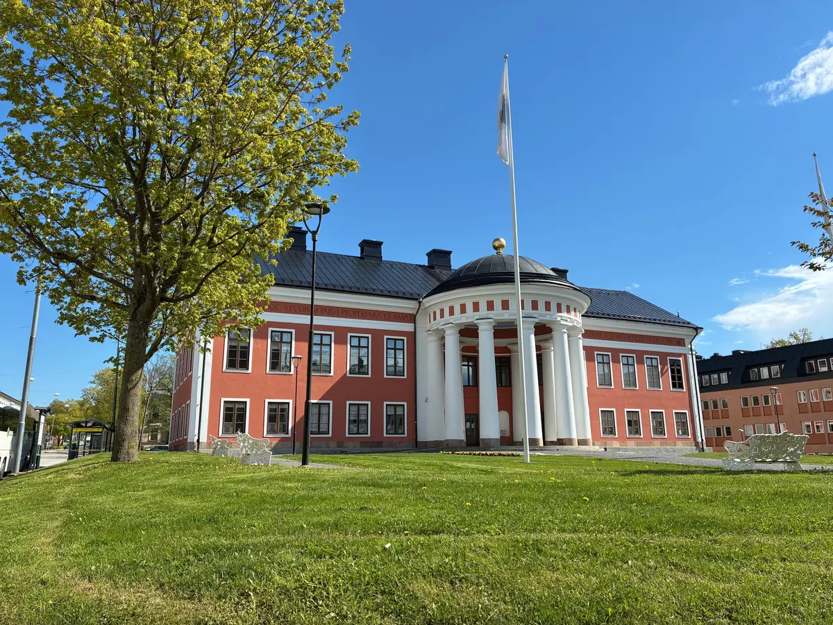 Det rosa rådhuset i Härnösand, med kupol och pelare