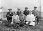En grupp ungdomar samlade för fotografering invid Svinhults kyrka. Sammanhanget har tolkats som 1914 års konfirmationsgrupp i färd att smycka kyrkan inför deras stora dag, som detta år upplysningsvis inföll den 6 juni. Överst till vänster har  Karl Johansson i Fundshult (Norrgården) identifierats.