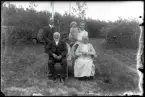 Fredrik och Maja Jansson med familj
