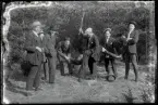 En grupp män som skojar