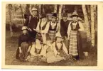 Gruppbild över ett sällskap där kvinorna är iklädda folkdräkter troligen leksand eller rättviksdräkter.
Enligt huvudliggare: Oskar Ramström, Dior Sylvan Elsa af Klintberg, Erik von Bahr, Signe af Klintberg, Märta af Klintberg, Louise von Bahr, Alfhild af Klintberg, Etty av Klintberg.