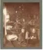 Julfirande hos familjen Gallander med en julgran samt två barn som leker med en docka.