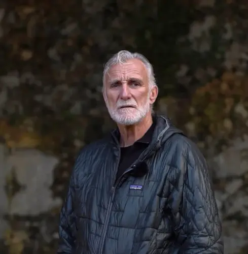 Portrett av Reidar Andersen, ikledd svart jakke. Han har skjegg. 