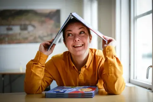 Adele Lærum Duus med ei bok på hovudet