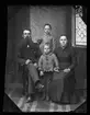 Grupporträtt av en familj.