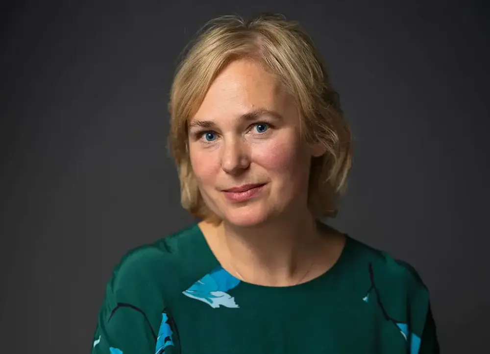 Forfattar og illustratør Kari Stai les høgt frå ei av sine bøker. 