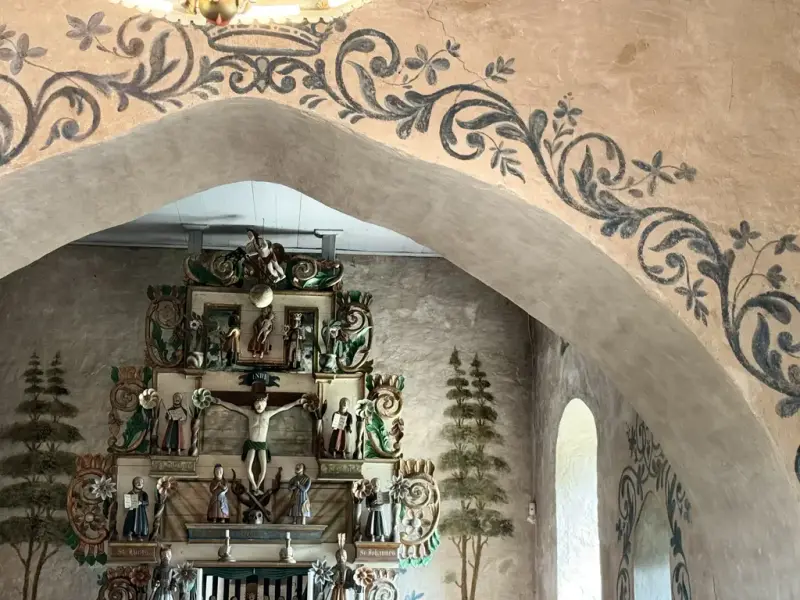 Kyrkjeinventar med alter og dekormåling