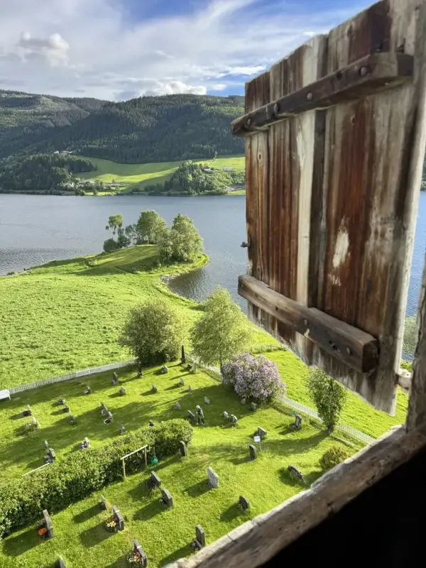 Utsikt fra spir til kyrkjegard