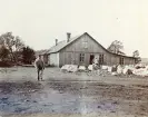 Arbetare utanför en arbetarbostad i Älvkarleby, vid byggandet av Älvkarleby kraftverk, omkring 1906 (enligt text i album).