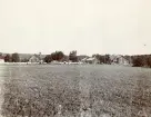 Arbetarbostäder i Älvkarleby, vid byggandet av Älvkarleby kraftverk, omkring 1906 (enligt text i album).