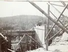 Det utmanande arbetet med dammbygget vid uppförandet av Älvkarleby kraftverk, omkring 1906 (enligt text i album).